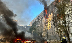 Un immeuble d'habitation et des voitures brûlent après une frappe aérienne russe, à Kharkiv