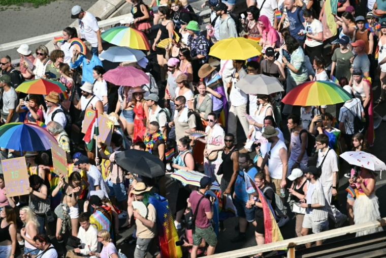 Des participants à la marche des fiertés, sur le pont Elisabeth à Budapest, le 27 juin 2026 en Hongrie ( AFP / Attila KISBENEDEK )