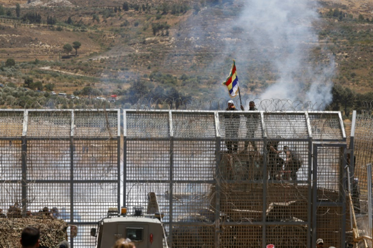 Soldats israéliens déployés près de Majdal Shams, sur la ligne de cessez-le-feu entre la Syrie et la partie du Golan occupée par Israël, le 16 juillet 2025 ( AFP / Jalaa MAREY )