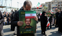 Un manifestant tient un portrait du commandant de la marine des Gardiens de la Révolution, tué par une frappe israélienne, lors de ses funérailles à Téhéran le 1er avril 2026 ( AFP / - )