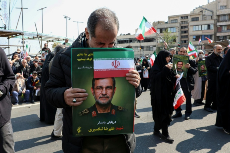 Un manifestant tient un portrait du commandant de la marine des Gardiens de la Révolution, tué par une frappe israélienne, lors de ses funérailles à Téhéran le 1er avril 2026 ( AFP / - )