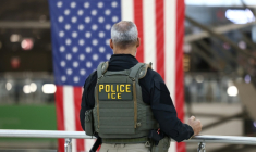 Un agent de l'immigration (ICE) déployé à l'aéroport de New York aux Etats-Unis, le 23 mars 2026 ( AFP / CHARLY TRIBALLEAU )