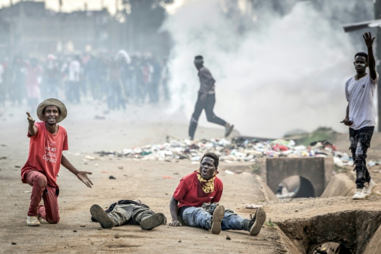 Des manifestants blessés cherchent de l'aide lors d'affrontements avec des policiers au cours d'une manifestation contre un centre de quarantaine Ebola construit par les États-Unis sur la base aérienne de Laikipia, le 9 juin 2026 à Nanyuki, au Kenya ( AFP / Luis TATO )
