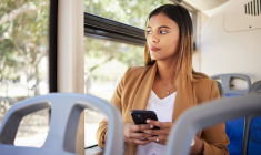 (Crédits photo : Adobe Stock - Femme réfléchissant dans le bus à son organisation pour gagner du temps)