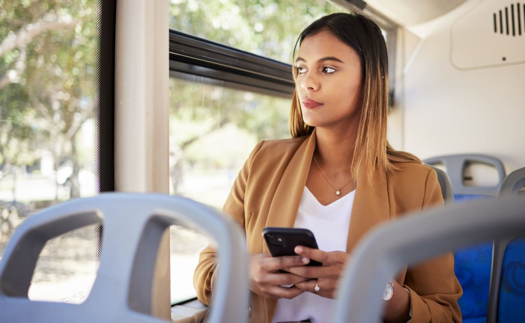 (Crédits photo : Adobe Stock - Femme réfléchissant dans le bus à son organisation pour gagner du temps)