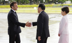 Le président français Emmanuel Macron est accueilli par le Premier ministre japonais Fumio Kishida et son épouse Yuko Kishida