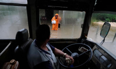Joel Garcia, 53 ans, conduit un bus scolaire pour évacuer une femme de sa maison alors que la tempête Idalia touche terre à Cuba