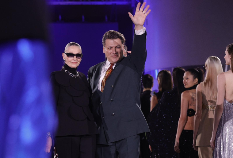 Le petit-neveude Pierre Cardin Rodrigo Basilicati-Cardin aux collections haute couture printemps-été 2022 au Bourget. ( AFP / Geoffroy VAN DER HASSELT )