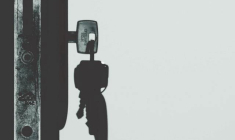 Parmi les exemples vécus par de nombreux particuliers, casser une serrure entière pour changer une porte alors que ce n'est pas toujours nécessaire. (crédit : George Becker / Pexels)