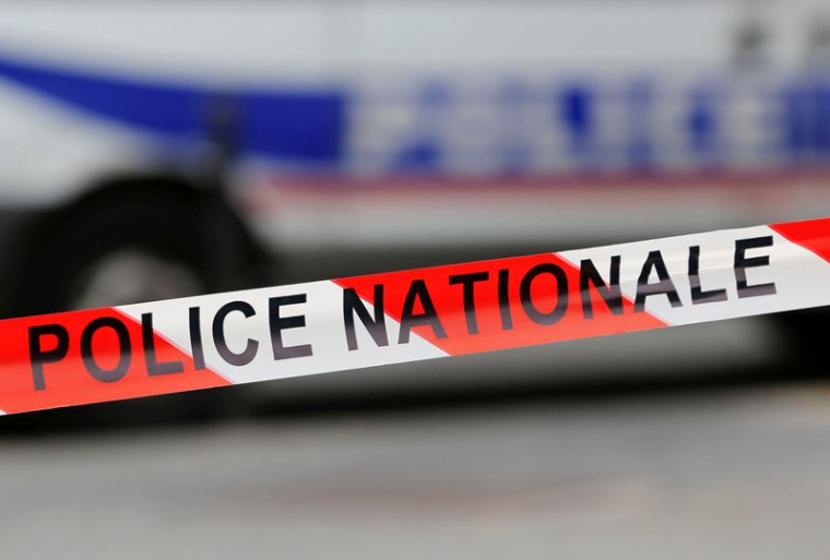 Un ruban rouge et blanc utilisé par la police nationale