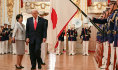 La Première ministre japonaise Sanae Takaichi (gauche) et le président américain Donald Trump passent en revue des soldats japonais, le 28 octobre 2025 à Tokyo ( AFP / ANDREW CABALLERO-REYNOLDS )