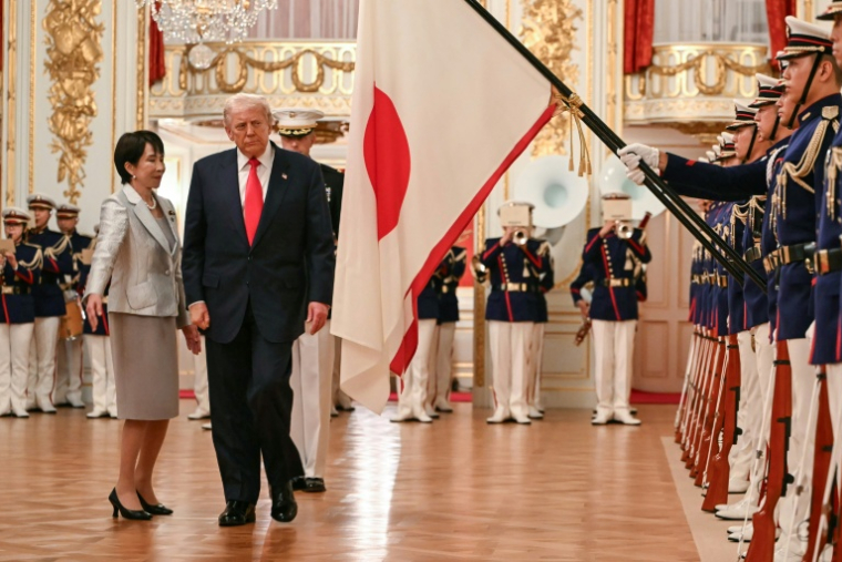 La Première ministre japonaise Sanae Takaichi (gauche) et le président américain Donald Trump passent en revue des soldats japonais, le 28 octobre 2025 à Tokyo ( AFP / ANDREW CABALLERO-REYNOLDS )