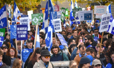 Plusieurs centaines de personnes défilent en soutien à l'indépendance du Québec, le 25 octobre 2025 à Montréal au Canada ( AFP / Genevieve Normand )