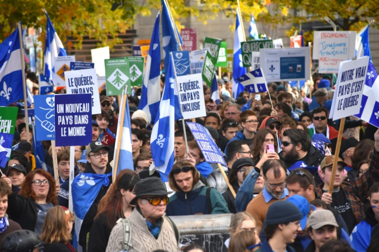 Plusieurs centaines de personnes défilent en soutien à l'indépendance du Québec, le 25 octobre 2025 à Montréal au Canada ( AFP / Genevieve Normand )