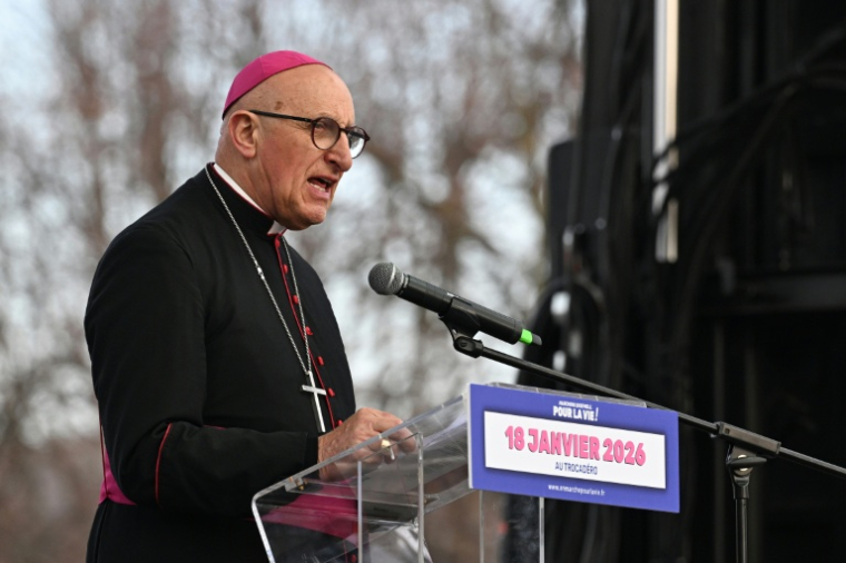 Mgr Dominique Rey, évêque émérite de Fréjus-Toulon, s'exprime lors d'une manifestation d'opposants à la future loi fin de vie, le 18 janvier 2026 à Paris  ( AFP / Martin LELIEVRE )