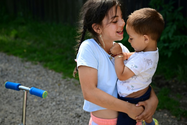 Rebeca Armenia (à gauche), 9 ans, et son frère Nicolas, des enfants du village de Raucesti en Roumanie, le 22 juin 2025. ( AFP / Daniel MIHAILESCU )