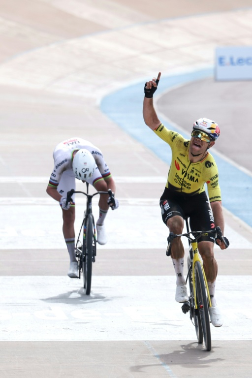 Le Belge Wout van Aert célèbre sa victoire au vélodrome de Roubaix lors de Paris-Roubaix le 12 avril 2026 ( AFP / Francois LO PRESTI )