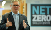 Le Premier ministre britannique Keir Starmer lors d'une visite au Suffolk New College d'Ipswich, dans l'est de l'Angleterre, le 10 juin 2025, alors que le gouvernement britannique a annoncé qu'il investirait des milliards de livres dans la nouvelle centrale nucléaire de Sizewell C ( POOL / Kin Cheung )
