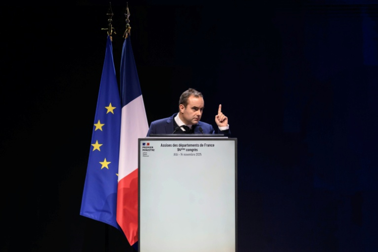 Le Premier ministre Sébastien Lecornu prononce un discours lors des Assises des Départements de France, le 14 novembre 2025 à Albi ( AFP / Ed JONES )