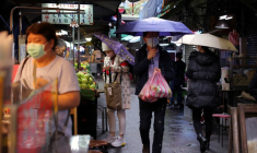 Des personnes font leurs courses dans un marché à Taipei, Taïwan