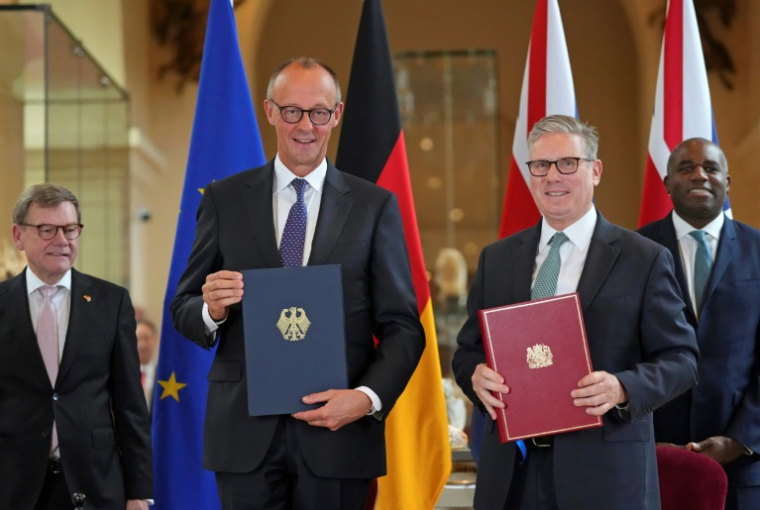 Le Premier ministre britannique Keir Starmer (2e d) et le chancelier allemand Friedrich Merz (e g) lors d'une cérémonie de signature d'un traité de coopération bilatérale à Londres, le 17 juillet 2025 ( POOL / Frank Augstein )