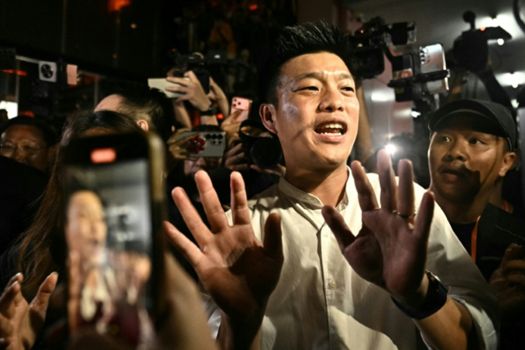 Le chef du Parti du peuple et candidat au poste de Premier ministre, Natthaphong Ruengpanyawut, au siège de son parti après avoir concédé sa défaite aux élections thaïlandaises à Bangkok, le 8 février 2026 ( AFP / Lillian SUWANRUMPHA )