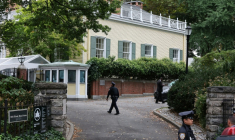 Gracie Mansion, la résidence officielle du maire de New York à Manhattan, lors d'une perquisition menée par la police le 26 septembre 2024, sous la mandature du maire Eric Adams, un temps soupçonné de corruption ( GETTY IMAGES NORTH AMERICA / Michael M. Santiago )