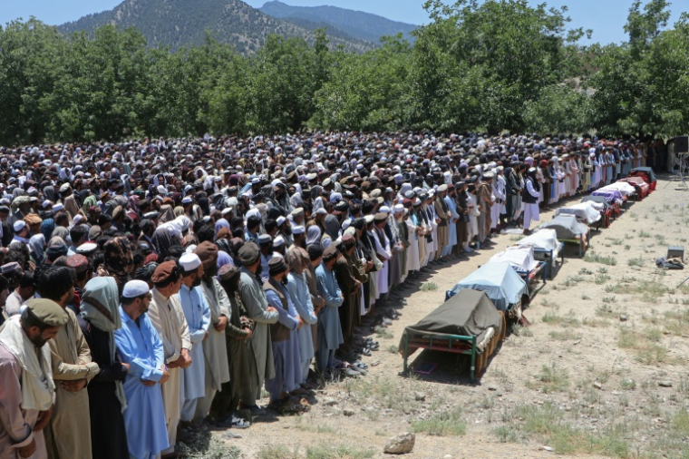 Des Afghans en prière funèbre pour les victimes des frappes pakistanaises, le 29 juin 2026 dans la province de Paktia. ( AFP / - )