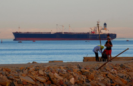 Un porte-conteneurs traverse le golfe de Suez en direction de la mer Rouge avant d'entrer dans le canal de Suez, à El Ain El Sokhna à Suez, à l'est du Caire