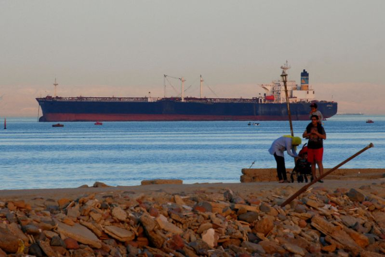 Un porte-conteneurs traverse le golfe de Suez en direction de la mer Rouge avant d'entrer dans le canal de Suez, à El Ain El Sokhna à Suez, à l'est du Caire