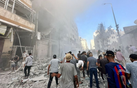 Conséquences d'une frappe israélienne sur un immeuble résidentiel à Gaza