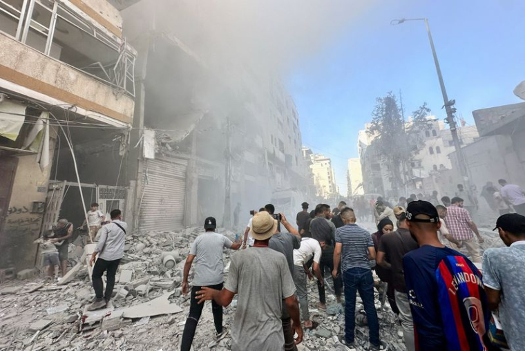 Conséquences d'une frappe israélienne sur un immeuble résidentiel à Gaza