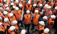 Le président Emmanuel Macron lors d'une visite d'une usine de batteries électriques flambant neuve du groupe sino-japonais AESC, à Douai dans le Nord, le 3 juin 2025 ( POOL / Teresa SUAREZ )