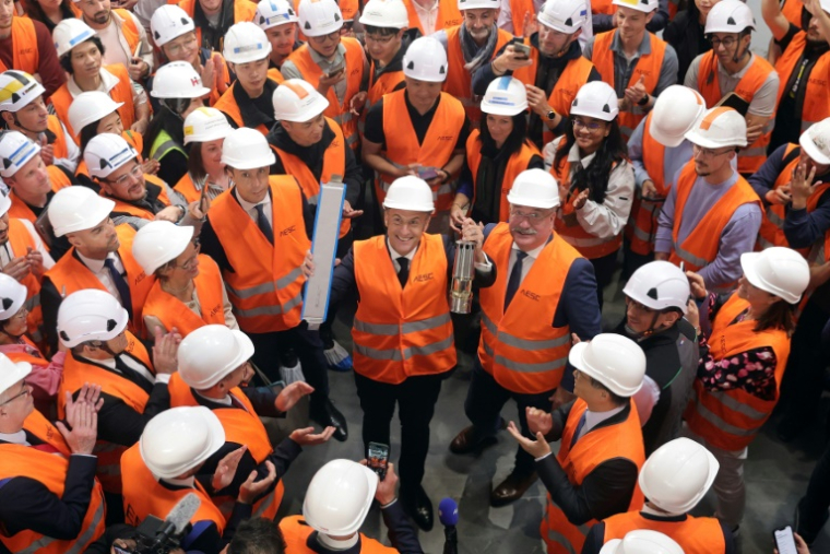 Le président Emmanuel Macron lors d'une visite d'une usine de batteries électriques flambant neuve du groupe sino-japonais AESC, à Douai dans le Nord, le 3 juin 2025 ( POOL / Teresa SUAREZ )