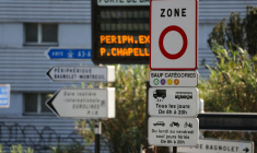 Le gouvernement a revu sa copie concernant les ZFE et prône désormais  un "dispositif très allégé", avec une obligation uniquement pour Paris et Lyon. ( AFP / THOMAS SAMSON )