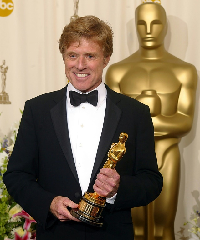 L'acteur et réalisateur américain Robert Redford reçoit un Oscar d'honneur, le 24 mars 2002 lors de la 74e cérémonie des Oscars à Hollywood ( AFP / MIKE NELSON )