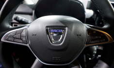 Une voiture Jogger Dacia est exposée avant le salon de l'automobile de Munich 2021