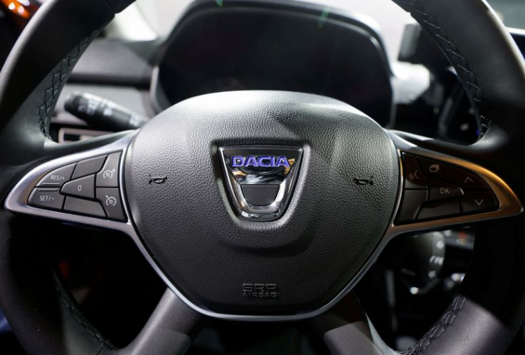 Une voiture Jogger Dacia est exposée avant le salon de l'automobile de Munich 2021