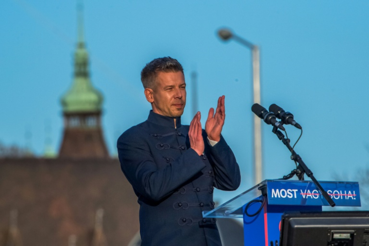 Le président du parti Tisza, Peter Magyar, le 15 mars 2026, à Budapest, en Hongrie ( AFP / Ferenc ISZA )
