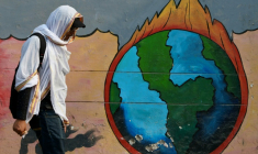 Un passant marche devant une peinture murale en pleine vague de chaleur à Varanasi, en Inde, le 9 juin 2025 ( AFP / Niharika KULKARNI )