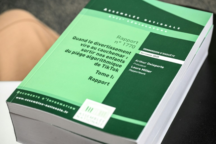 Le rapport de la commission d'enquête parlementaire sur les effets psychologiques de la plateforme TikTok sur les mineurs, présenté à l'Assemblée nationale, le 11 septembre 2025 à Paris ( AFP / Bertrand GUAY )