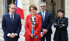 La ministre de l'Agriculture Annie Genevard (c), entourée par le Premier ministre Sébastien Lecornu (g, le ministre du Travail Serge Papin (d) et la ministre de l'Environnement Monique Barbut (2e d) lors de l'annonce d'un plan de relance agricole, à l'hôtel de Matignon, le 15 octobre 2026 à Paris ( AFP / MEHDI FEDOUACH )