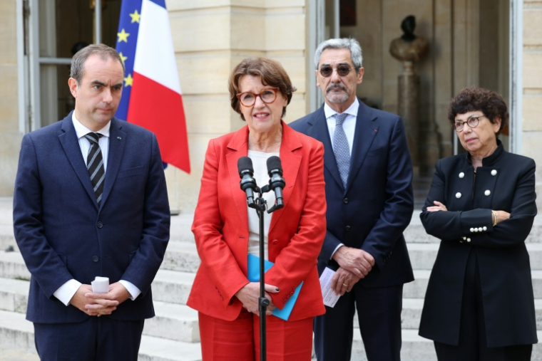 La ministre de l'Agriculture Annie Genevard (c), entourée par le Premier ministre Sébastien Lecornu (g, le ministre du Travail Serge Papin (d) et la ministre de l'Environnement Monique Barbut (2e d) lors de l'annonce d'un plan de relance agricole, à l'hôtel de Matignon, le 15 octobre 2026 à Paris ( AFP / MEHDI FEDOUACH )