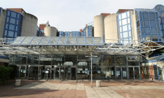 Une femme devant l'entrée du tribunal de Bobigny, près de Paris, le 20 avril 2020 ( AFP / Ludovic MARIN )