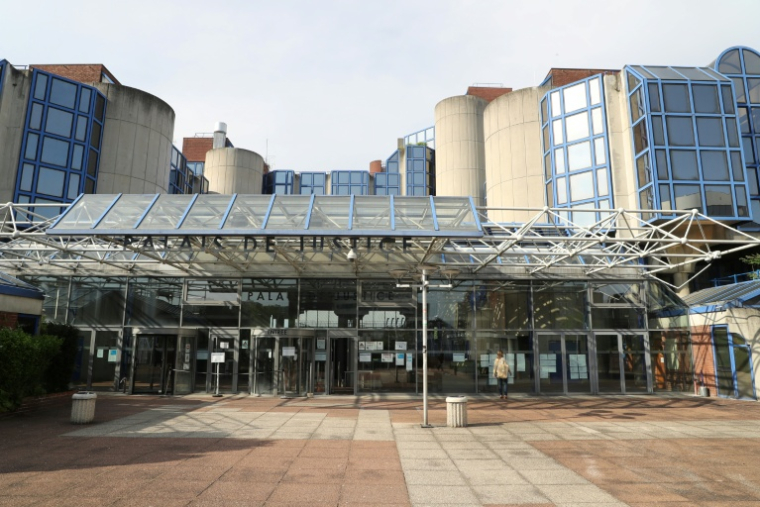 Une femme devant l'entrée du tribunal de Bobigny, près de Paris, le 20 avril 2020 ( AFP / Ludovic MARIN )