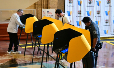 Des électeurs votent lors de primaires pour désigner les candidats à l'élection du nouveau gouverneur de Californie, le 2 juin 2026 à Los Angeles ( AFP / Frederic J. BROWN )
