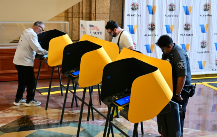Des électeurs votent lors de primaires pour désigner les candidats à l'élection du nouveau gouverneur de Californie, le 2 juin 2026 à Los Angeles ( AFP / Frederic J. BROWN )