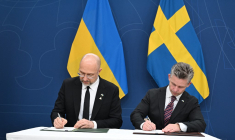 Les ministres suédois et ukrainien de la Défense, Pal Jonson, le 6 novembre 2025, près de Stockholm ( AFP / JONATHAN NACKSTRAND )