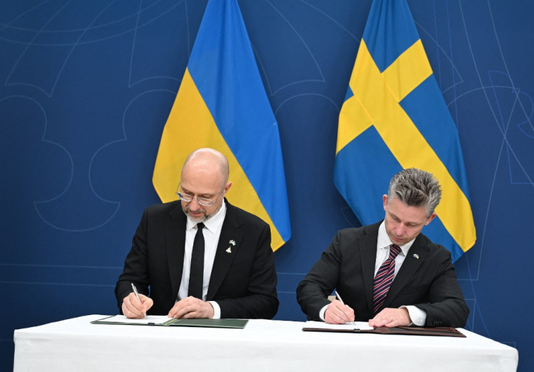 Les ministres suédois et ukrainien de la Défense, Pal Jonson, le 6 novembre 2025, près de Stockholm ( AFP / JONATHAN NACKSTRAND )