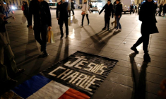 Des personnes se rassemblent sur la place de la République pour rendre hommage aux victimes de l'attentat de l'année précédente contre le journal satirique français Charlie Hebdo à Paris